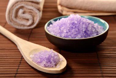 Spa natürmort sabun, banyo tuzu, krem, havlu, mumlar ile