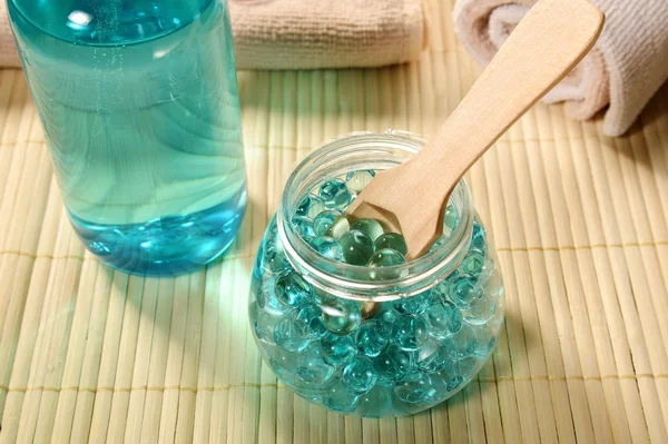 Spa ainda vida com sabão, sal de banho, creme, toalha, velas — Fotografia de Stock