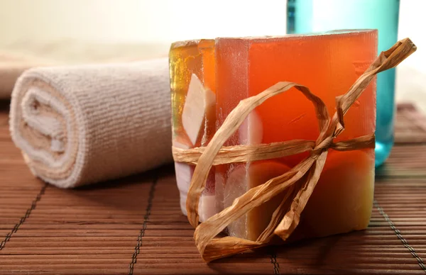 Spa ainda vida com sabão, sal de banho, creme, toalha, velas — Fotografia de Stock