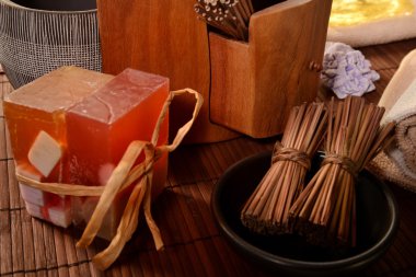 Spa natürmort sabun, banyo tuzu, krem, havlu, mumlar ile