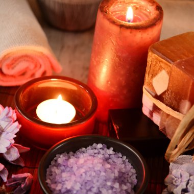 Spa natürmort sabun, banyo tuzu, krem, havlu, mumlar ile