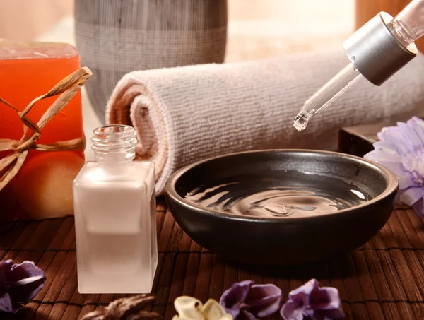 Spa nature morte avec savon, sel de bain, crème, serviette, bougies — Photo