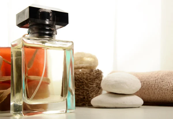 Spa nature morte avec savon, sel de bain, crème, serviette, flacon de parfum — Photo