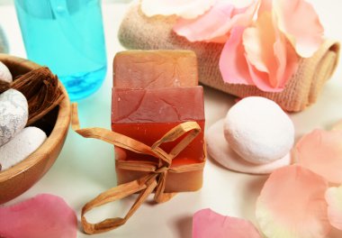 Spa natürmort sabun, banyo tuzu, krem, havlu, parfüm şişesi