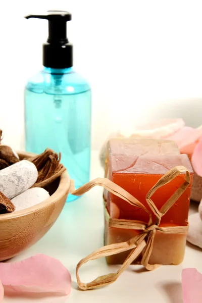 Spa nature morte avec savon, sel de bain, crème, serviette, flacon de parfum — Photo