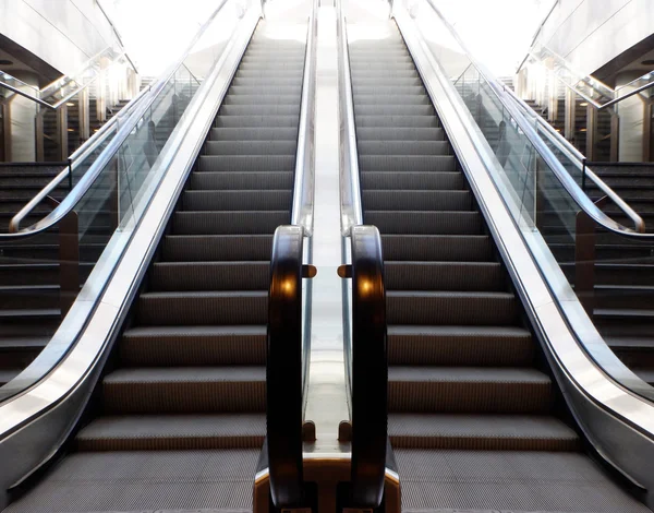 Moderní eskalátor v obchodním centru — Stock fotografie