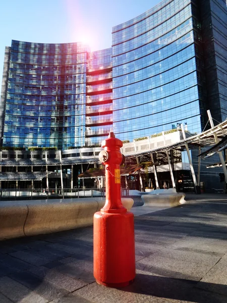 Feuerwehrschlauch im neuen modernen Bezirk Mailand — Stockfoto