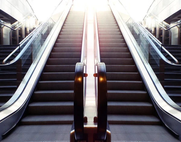 Moderne Rolltreppe im Einkaufszentrum — Stockfoto
