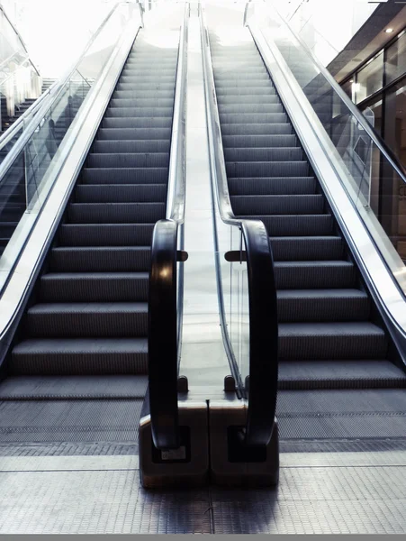 Moderna escalera mecánica en el centro comercial — Foto de Stock