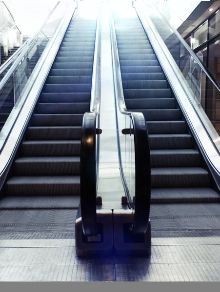 Moderna escalera mecánica en el centro comercial —  Fotos de Stock