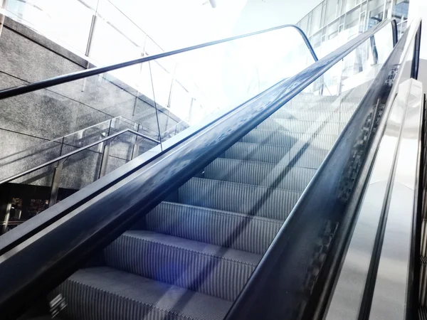 Moderna escalera mecánica en el centro comercial — Foto de Stock