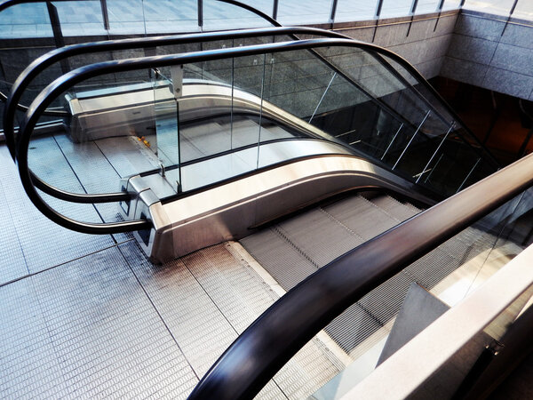 современный эскалатор в торговом центре
