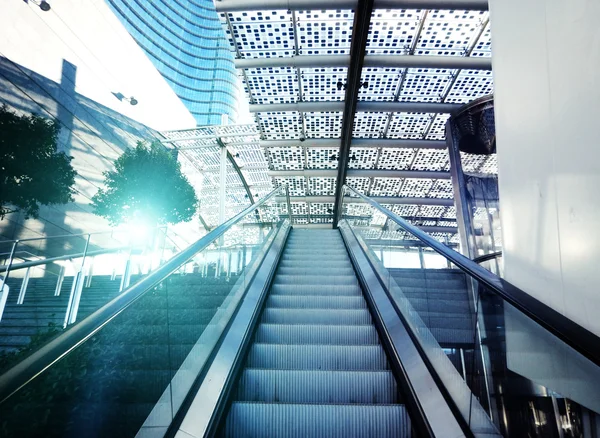 Moderna escalera mecánica en el centro comercial — Foto de Stock