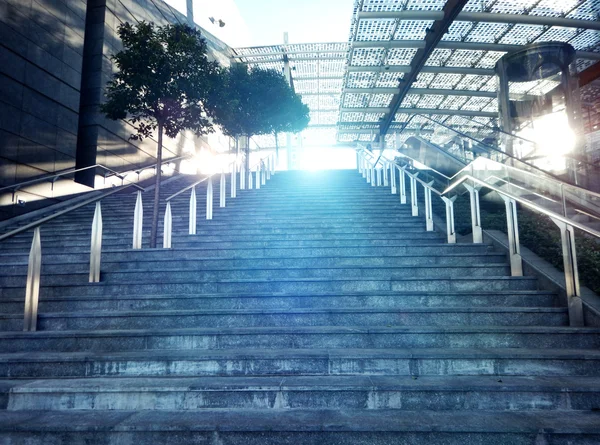 Escaleras modernas en el centro comercial — Foto de Stock