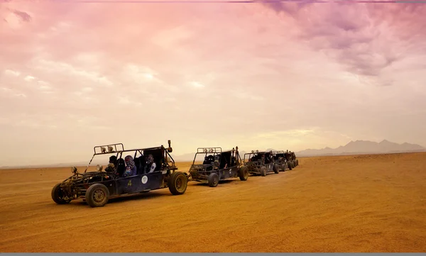 Coche todoterreno casero para el viaje turístico en Egipto — Foto de Stock