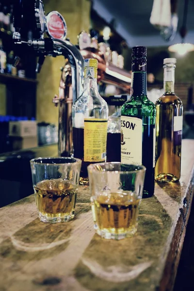 Vaso con wisky en el viejo pub —  Fotos de Stock