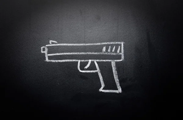 Waffenzeichnung auf Tafel gelöscht - kein Gewaltkonzept — Stockfoto