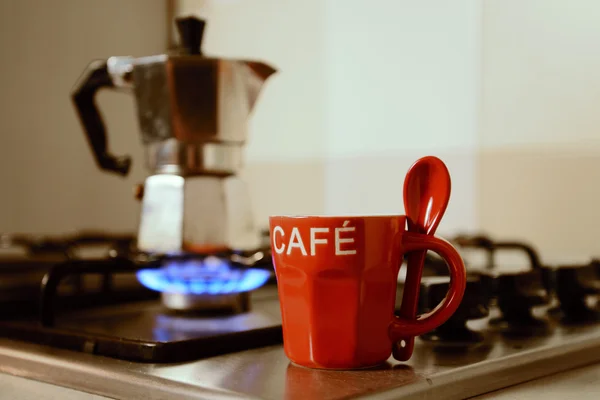 Rote Kaffeetasse und Vintage-Kaffeekanne auf Küchenherd — Stockfoto