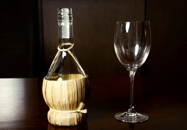 Botella de paja vintage de vino y vino de vidrio , — Foto de Stock
