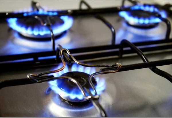 Flammes bleues de la cuisinière à gaz - concept énergétique — Photo