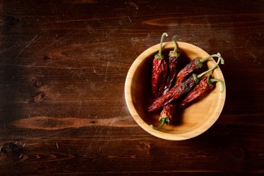 kurutulmuş biber koyu ahşap tablo