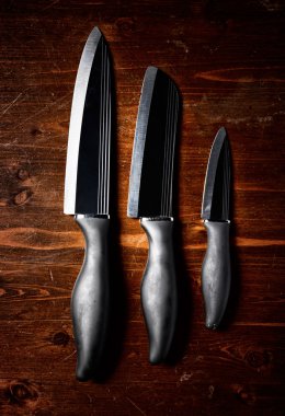 koyu ahşap masa üzerinde bıçak keskin