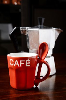 Kırmızı kahve Kupası ve vintage kahve demliği koyu ahşap tablo