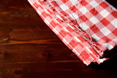 Damalı peçete ahşap masa üzerinde yukarıdan