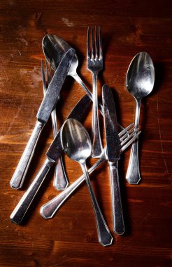 koyu ahşap masa üzerinde eski kullanılan çatal bıçak takımı