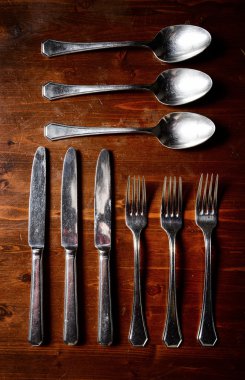 koyu ahşap masa üzerinde eski kullanılan çatal bıçak takımı