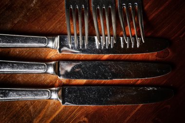 koyu ahşap masa üzerinde eski kullanılan çatal bıçak takımı