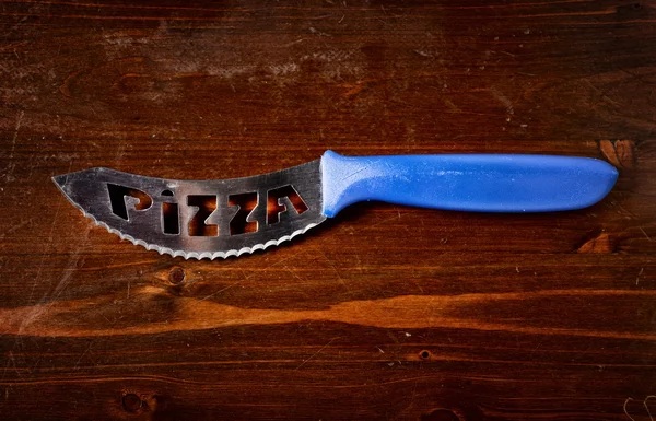 Facas de pizza na mesa de madeira escura — Fotografia de Stock