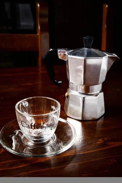 Copo de café de vidro e cafeteira vintage na mesa de madeira escura — Fotografia de Stock