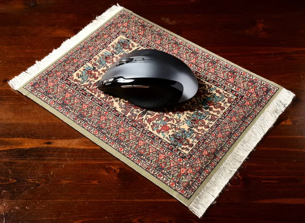 Мишка на справжньому килимку — стокове фото