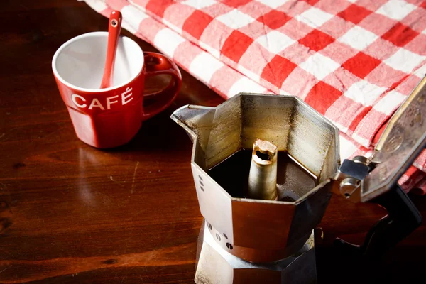 Draufsicht auf karierte Serviette auf Holztisch mit roter Kaffeetasse — Stockfoto