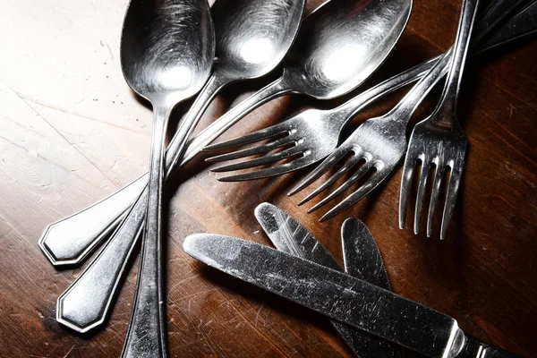 Oude gebruikte bestek op donkere houten tafel — Stockfoto