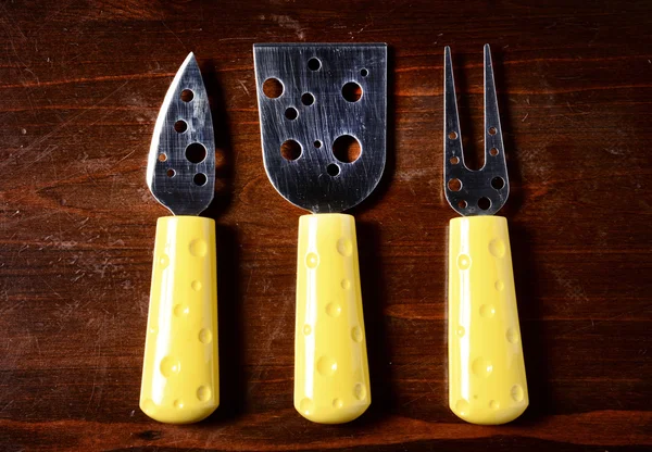 Koyu ahşap masa küçük peynir bıçak — Stok fotoğraf