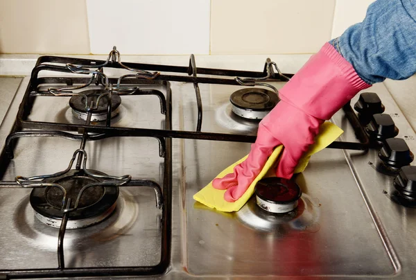 Домашняя работа - женщина Уборка кухни — стоковое фото