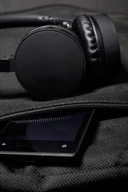 kulaklık ve smartphone ile modern seyahat aksesuarları