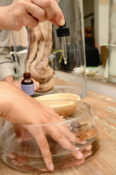 kadın dinlenirken pedikür ve bodur