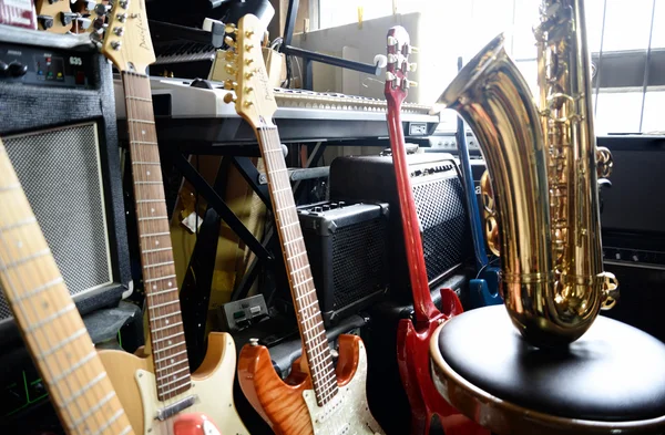 Saxophone and  guitar in exposition — Stock Photo, Image