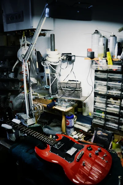 Red guitar in maintenance — Stock Photo, Image