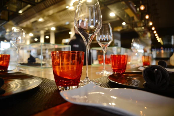 Prázdných sklenic v luxusní restauraci — Stock fotografie