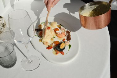 Deniz ürünleri ile pirinç hazırlama