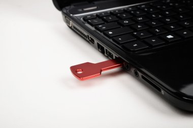 Kırmızı usb anahtar üstünde siyah klavye