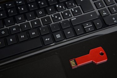 Kırmızı usb anahtar üstünde siyah klavye