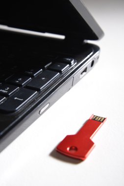 Kırmızı usb anahtar üstünde siyah klavye