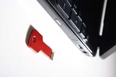 Kırmızı usb anahtar üstünde siyah klavye