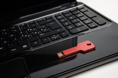 Kırmızı usb anahtar üstünde siyah klavye