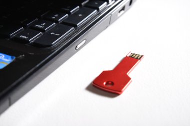 Kırmızı usb anahtar üstünde siyah klavye